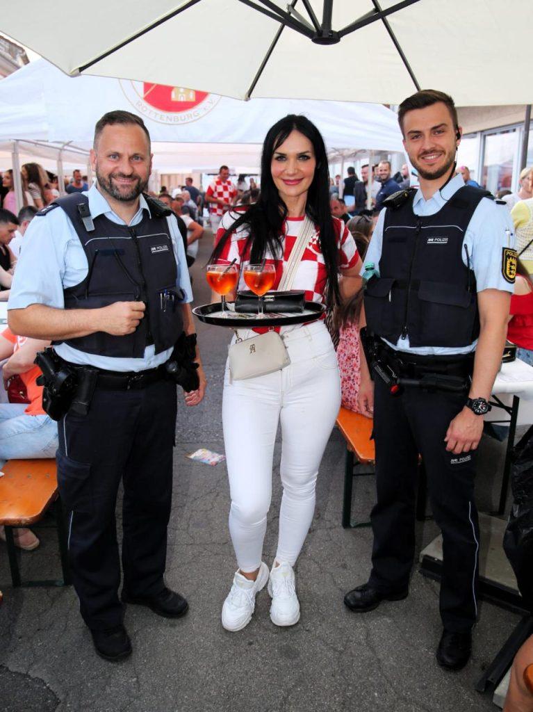 (FOTO) HRVATI ODUŠEVILI U ROTTENBURGU ČAK I POLICAJCE: Croatia Rottenburg tri dana bila u središtu pozornosti 48. Rottenburg Neckar Festivala (FOTO) HRVATI ODUŠEVILI U ROTTENBURGU ČAK I POLICAJCE: Croatia Rottenburg tri dana bila u središtu pozornosti 48. Rottenburg Neckar Festivala