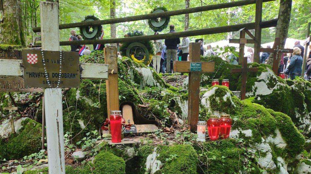 KOMEMORACIJA U KOČEVSKOM ROGU: Članovi HSP-a odali počast žrtvama strašnih jugokomunističkih zločina koji su se dogodili na području Kočevskog Roga. KOMEMORACIJA U KOČEVSKOM ROGU: Članovi HSP-a odali počast žrtvama strašnih jugokomunističkih zločina koji su se dogodili na području Kočevskog Roga.