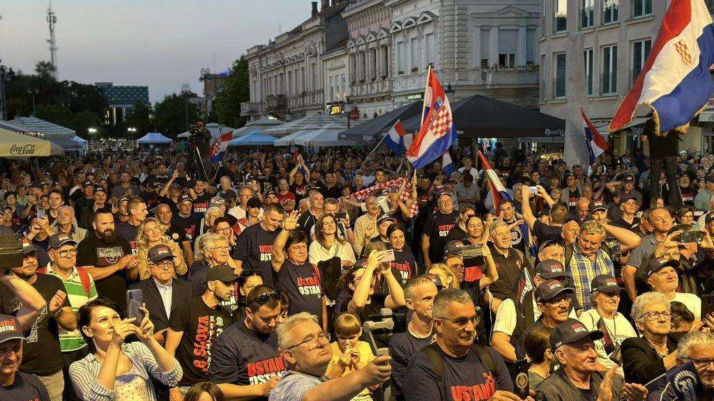 "USTANI I OSTANI": Predsjednik DP-a Ivan Penava sa skupu u Slavonskom Brodu ustvrdio kako su ugroženi stupovi države