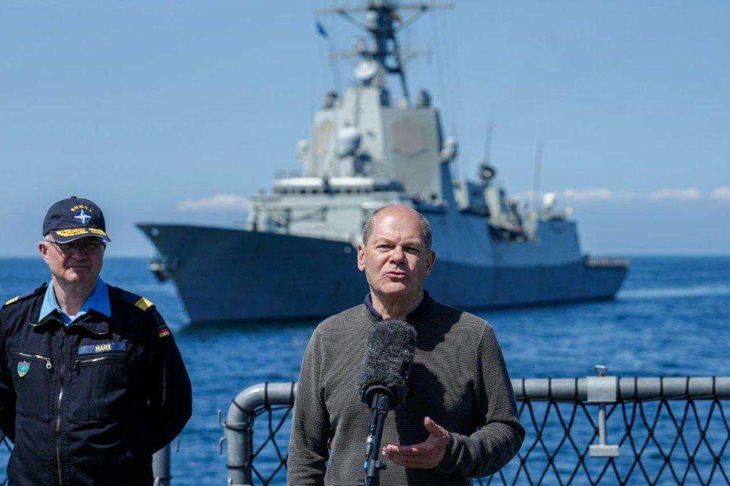 KANCELAR SCHOLZ NA BALTIKU: S njemačke fregate gledao pomorske vojne vježbe NATO snaga za brzo djelovanje KANCELAR SCHOLZ NA BALTIKU: S njemačke fregate gledao pomorske vojne vježbe NATO snaga za brzo djelovanje