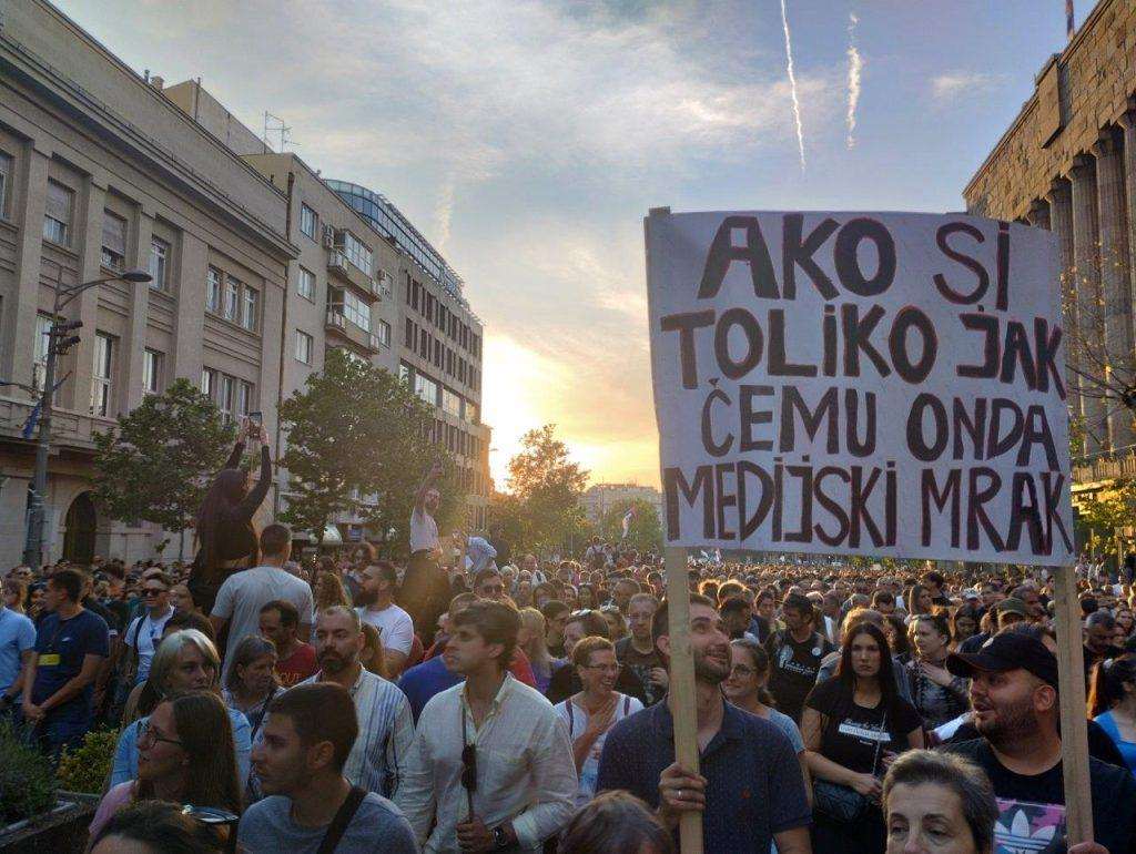 NAJMASOVNIJI PROSVJED U BEOGRADU: Više desetaka tisuća ljudi skandiralo "Vučiću odlazi", tražili i smjene u RTS-u NAJMASOVNIJI PROSVJED U BEOGRADU: Više desetaka tisuća ljudi skandiralo "Vučiću odlazi", tražili i smjene u RTS-u