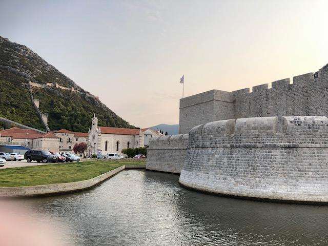 (FOTO) DUBROVNIK: Dubrovačke zidine, duljine 1940 metara, od početka godine obišlo 820 tisuća posjetitelja