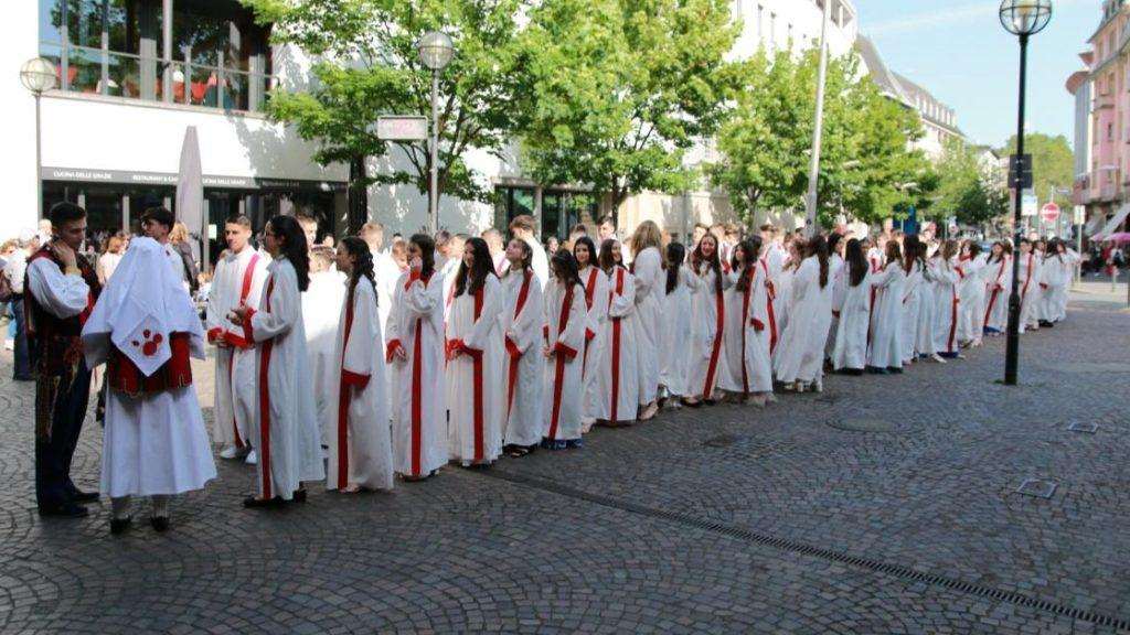 FRANKFURT/M: Biskup Komarica u frankfurtskoj Katedrali podijelio sakrament Sv. potvrde