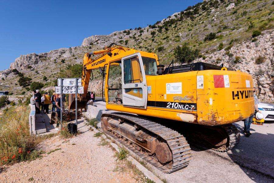 ŠAMPANJAC ZA DOLAZAK BAGERA: U uvali Vruja počelo rušenje bespravno sagrađenih objekata ŠAMPANJAC ZA DOLAZAK BAGERA: U uvali Vruja počelo rušenje bespravno sagrađenih objekata