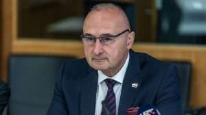 ŠEF HRVATSKE DIPLOMACIJE U POVODU OBILJEŽAVANJA VRO OLUJA: Doprinos svakog domoljuba, svake Hrvatice i Hrvata u Hrvatskoj, u Bosni i Hercegovini i iseljeništvu ne zaboravljamo ŠEF HRVATSKE DIPLOMACIJE U POVODU OBILJEŽAVANJA VRO OLUJA: Doprinos svakog domoljuba, svake Hrvatice i Hrvata u Hrvatskoj, u Bosni i Hercegovini i iseljeništvu ne zaboravljamo