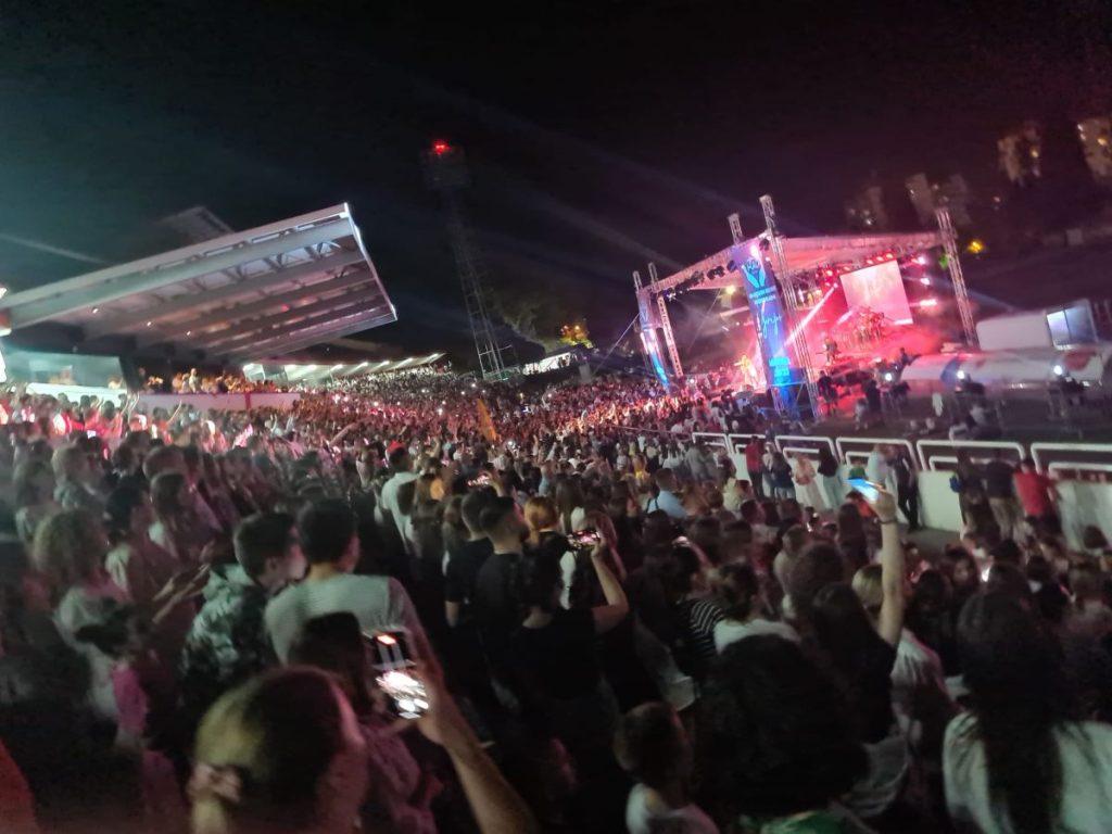(FOTO i VIDEO) VELIKI KONCERT U MOSTARU: 10 tisuća ljudi pjesmom i molitvom slavilo Gospodina