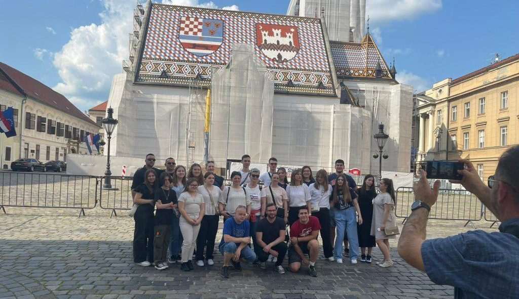 PUTOVANJE KOJE ĆE PAMTITI: Mladi iz hrvatskih katoličkih zajednica Balingen i Ebingen pod dojmom svjedočenja poznatog glumca iz filma „Pasija“ Foto: Fenix (MŠ)