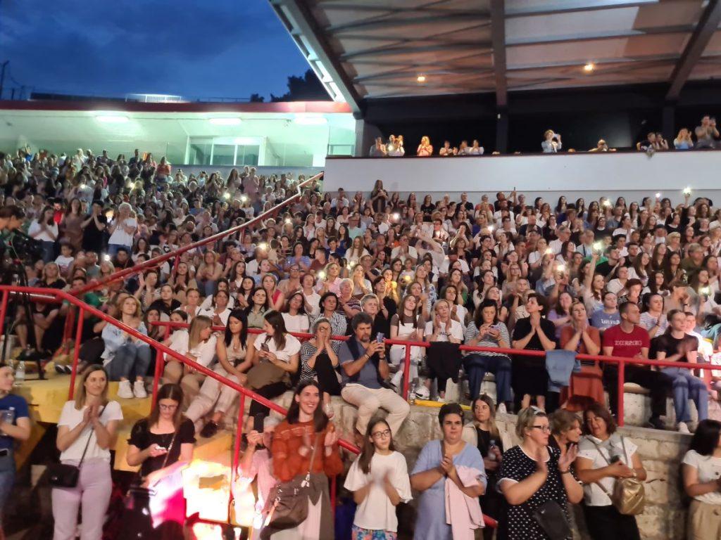 (FOTO i VIDEO) VELIKI KONCERT U MOSTARU: 10 tisuća ljudi pjesmom i molitvom slavilo Gospodina
