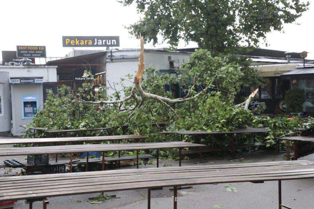 USLIJED PADA STABALA: U zagrebačkom nevremenu poginula dva muškarca, a više je ozlijeđenih osoba