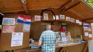 SMETA IM SADA I VUKOVARSKI TORANJ: Hrvatima Friedrichshafena sa štanda Velebita uklonjen i poster Grada Heroja