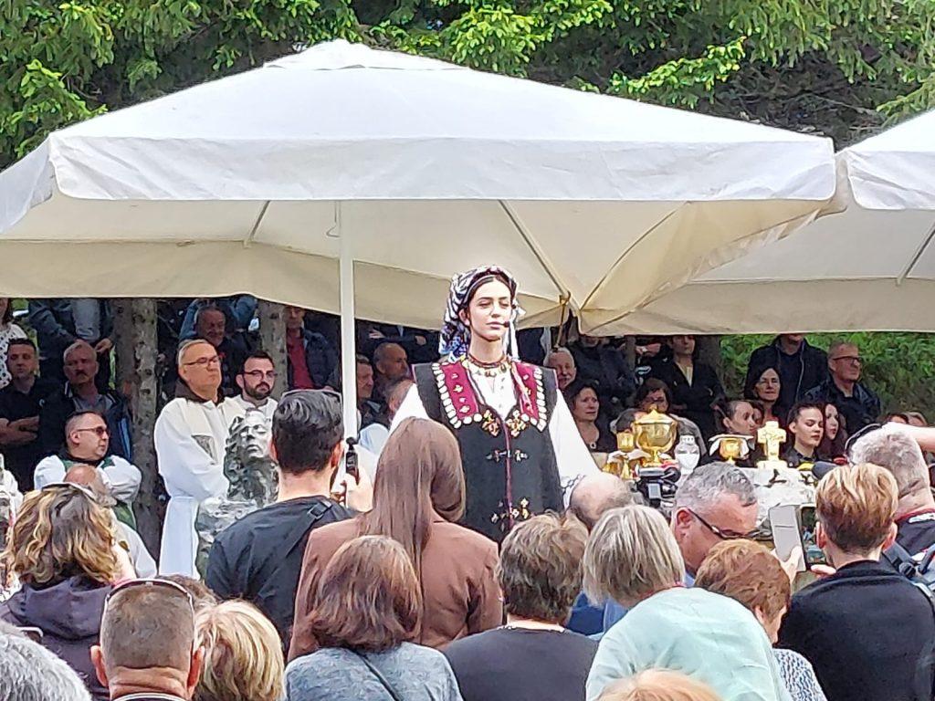 U SPOMEN NA DIVU GRABOVČEVU: Više od 10 tisuća ljudi okupilo se na Vran planini, mnogi su stigli iz hrvatskog iseljeništva