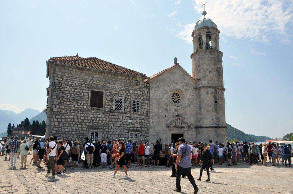 VELIK BROJ HODOČASNIKA: U Boki kotorskoj obilježen blagdan Velike Gospe VELIK BROJ HODOČASNIKA: U Boki kotorskoj obilježen blagdan Velike Gospe