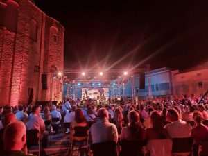 VELIČANSTVEN KONCERT NA ZADARSKOM FORUMU: U čast Tomislavu Ivčiću za 30. godišnjicu njegova preranog odlaska zapjevali mnogi poznati glazbenici