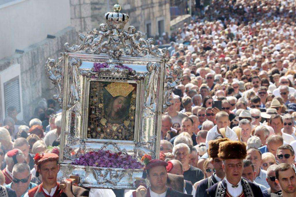 RADOSNA VIJEST IZ SINJA: Crkva Čudotvorne Gospe Sinjske postaje manja bazilika Veličanstvena procesija sa slikom Čutotvorne Gospe Sinjske / Foto: Hina