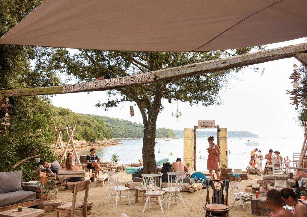 PREDSTAVLJAMO "LOST BAY": Jedna od najljepših plaža u Istri sve do nedavno je bila zagađena i prljava PREDSTAVLJAMO "LOST BAY": Jedna od najljepših plaža u Istri sve do nedavno je bila zagađena i prljava