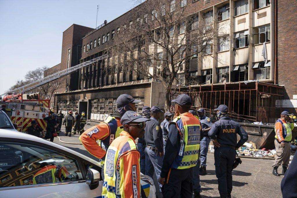 TRAGEDIJA U JOHANNESBURGU: Najmanje 73 poginulih u požaru u petokatnici u najvećem gradu Južnoj Africi  