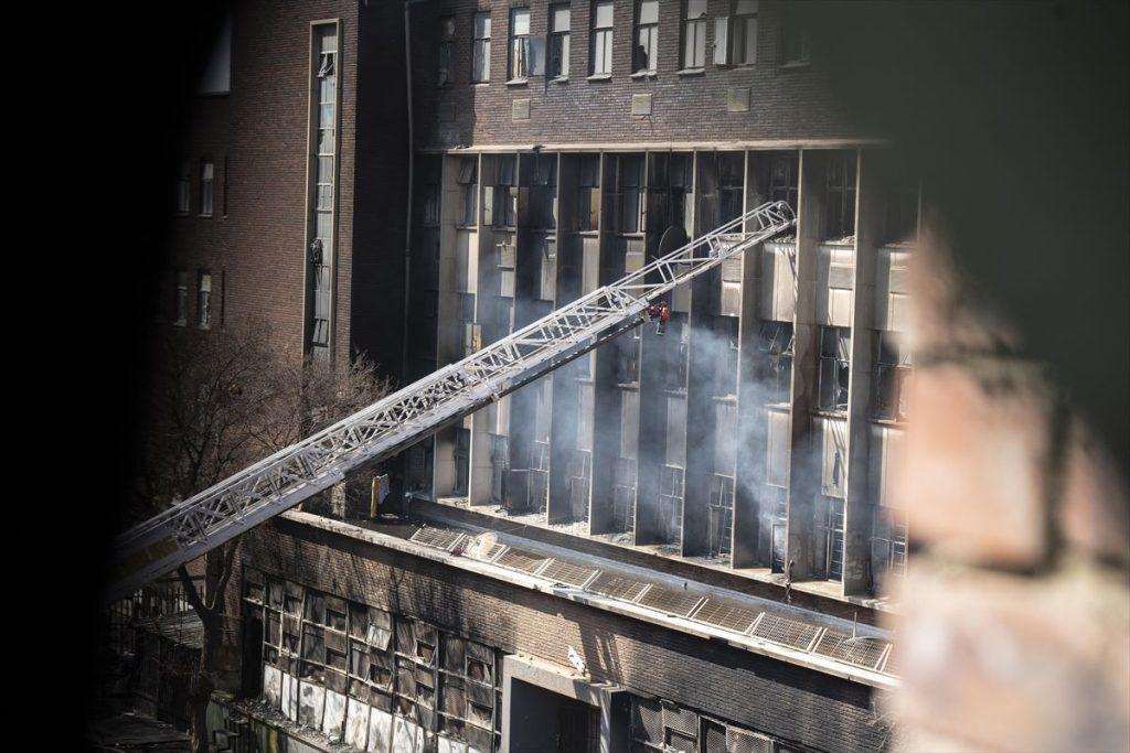 TRAGEDIJA U JOHANNESBURGU: Najmanje 73 poginulih u požaru u petokatnici u najvećem gradu Južnoj Africi  