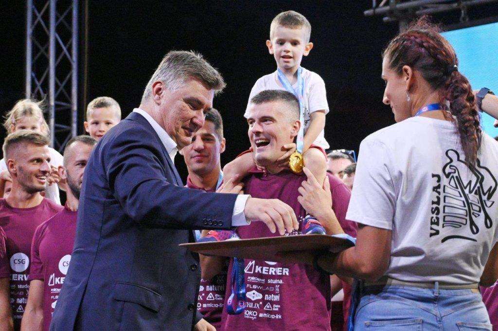 METKOVIĆ: Lađari "Zagreba" pobjednici 26. Maraton lađa, druga je posada Slivna, a treći su kominski Gusari METKOVIĆ: Lađari "Zagreba" pobjednici 26. Maraton lađa, druga je posada Slivna, a treći su kominski Gusari