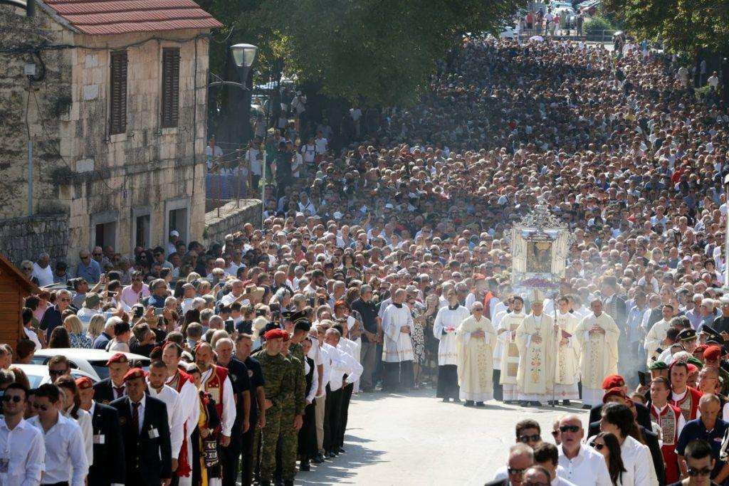 PROSLAVE BLAGDANA VELIKE GOSPE U SINJU: Nadbiskup Puljić istaknuo kako su čestite majke snaga obitelji i budućnost društva PROSLAVE BLAGDANA VELIKE GOSPE U SINJU: Nadbiskup Puljić istaknuo kako su čestite majke snaga obitelji i budućnost društva