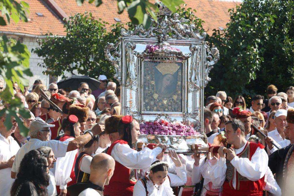 PROSLAVE BLAGDANA VELIKE GOSPE U SINJU: Nadbiskup Puljić istaknuo kako su čestite majke snaga obitelji i budućnost društva PROSLAVE BLAGDANA VELIKE GOSPE U SINJU: Nadbiskup Puljić istaknuo kako su čestite majke snaga obitelji i budućnost društva
