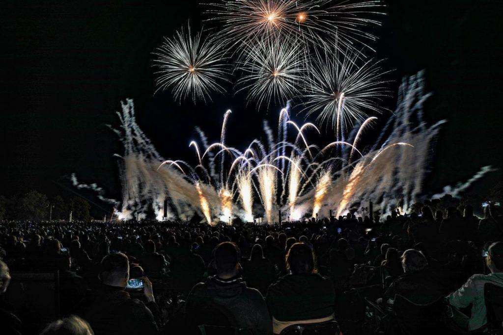 PONAJBOLJI SVJETSKI PIROTEHNIČARI U STUTTGARTU: Vatreni spektakl praćen glazbom na nebu iznad Stuttgarta u povodu 19. Međunarodnog festivala vatrometa