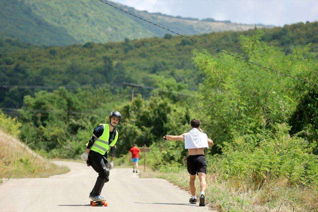 UTRKE LONGBOARDERA: Longboarderi iz Europe okupili se na festivalu ekstremnog sporta u selu ispod Stare planine UTRKE LONGBOARDERA: Longboarderi iz Europe okupili se na festivalu ekstremnog sporta u selu ispod Stare planine