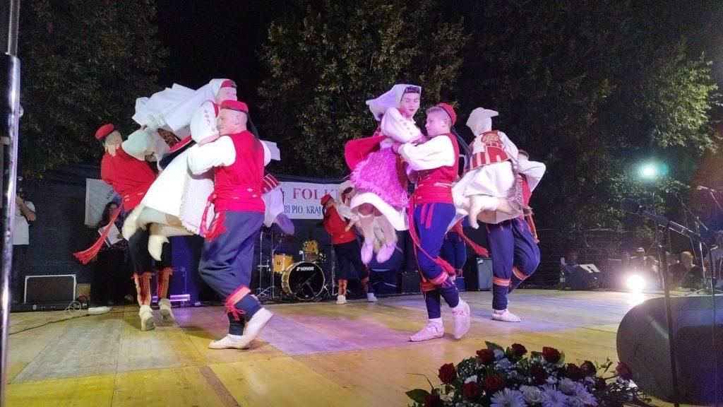 ŽIVOT I TRADICIJA: KUD Radovin u povodu 40. obljetnice Gospinog ukazanja na području Osoje oduševio izvornim folklorom i starohrvatskim glagoljaškim napjevima ŽIVOT I TRADICIJA: KUD Radovin u povodu 40. obljetnice Gospinog ukazanja na području Osoje oduševio izvornim folklorom i starohrvatskim glagoljaškim napjevima