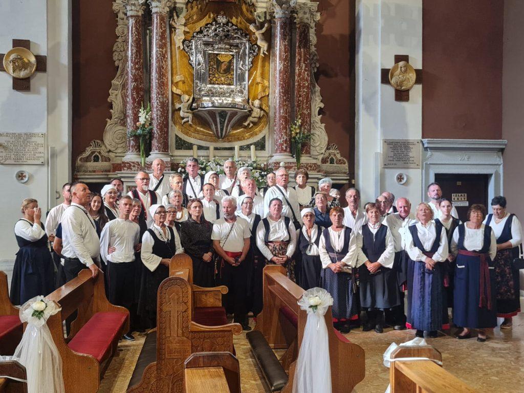 ŽIVOT I TRADICIJA: KUD Radovin u povodu 40. obljetnice Gospinog ukazanja na području Osoje oduševio izvornim folklorom i starohrvatskim glagoljaškim napjevima ŽIVOT I TRADICIJA: KUD Radovin u povodu 40. obljetnice Gospinog ukazanja na području Osoje oduševio izvornim folklorom i starohrvatskim glagoljaškim napjevima