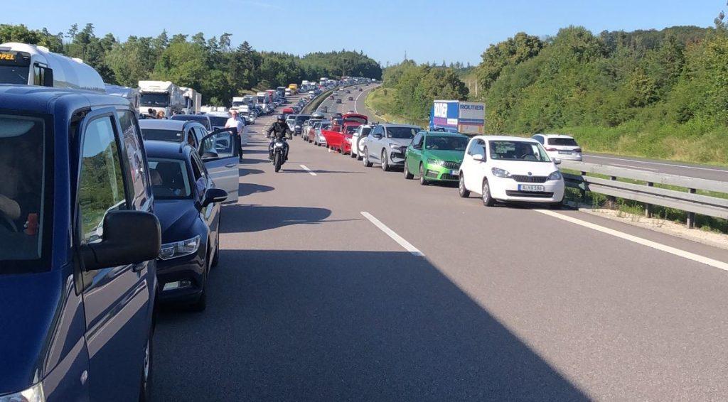 HRVATICA KOJA DANAS, 11. KOLOVOZA, PUTUJE IZ NJEMAČKE PREMA HRVATSKOJ: Ljudi su izašli iz vozila, ne znamo što se događa, vidimo dim i samo čekamo