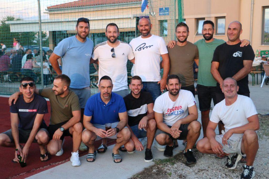 (FOTO I VIDEO) SELO U ZADARSKOM ZALEĐU PROSLAVILO OLUJU: Okupilo se i mlado i staro, stigli i mještani koji žive u Njemačkoj, Australiji..., pjevalo se, plesalo, prisjećalo starih vremena (FOTO I VIDEO) SELO U ZADARSKOM ZALEĐU PROSLAVILO OLUJU: Okupilo se i mlado i staro, stigli i mještani koji žive u Njemačkoj, Australiji..., pjevalo se, plesalo, prisjećalo starih vremena