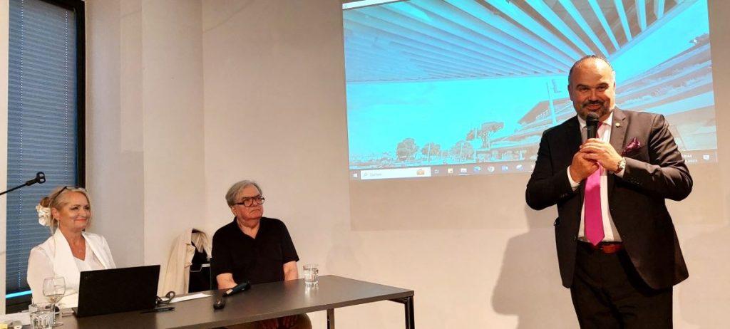 “ČOVJEK I PROSTOR”: Hrvati i Austrijanci zajedno u Beču uživali u arhitektonskom opusu Radovana Tajdera “ČOVJEK I PROSTOR”: Hrvati i Austrijanci zajedno u Beču uživali u arhitektonskom opusu Radovana Tajdera