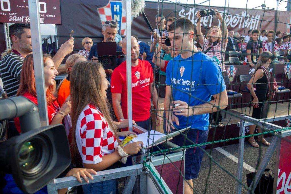 "VATRENI PONEDJELJAK": Kramarić, Sosa i Majer osvojili turnir u uličnom nogometu pobjedivši Modrića, Kovačića i Brozovića "VATRENI PONEDJELJAK": Kramarić, Sosa i Majer osvojili turnir u uličnom nogometu pobjedivši Modrića, Kovačića i Brozovića