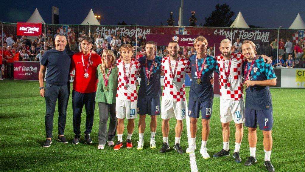 "VATRENI PONEDJELJAK": Kramarić, Sosa i Majer osvojili turnir u uličnom nogometu pobjedivši Modrića, Kovačića i Brozovića "VATRENI PONEDJELJAK": Kramarić, Sosa i Majer osvojili turnir u uličnom nogometu pobjedivši Modrića, Kovačića i Brozovića