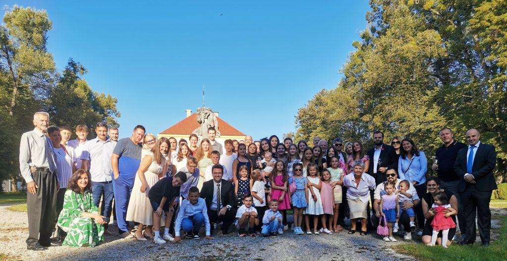 HKŽ MÜNCHEN: Kršteno osmo dijete u obitelji Franje i Žane Ivane Barišić HKŽ MÜNCHEN: Kršteno osmo dijete u obitelji Franje i Žane Ivane Barišić