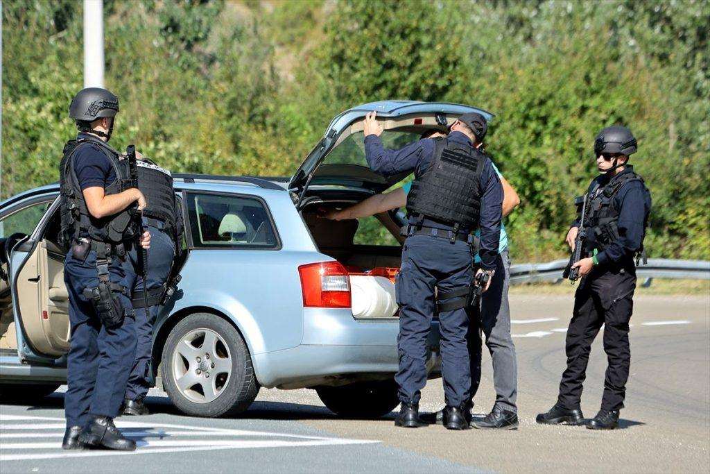 KOSOVSKA POLICIJA: Privedeno 6 osoba koji se sumnjiče za više kaznenih djela KOSOVSKA POLICIJA: Privedeno 6 osoba koji se sumnjiče za više kaznenih djela
