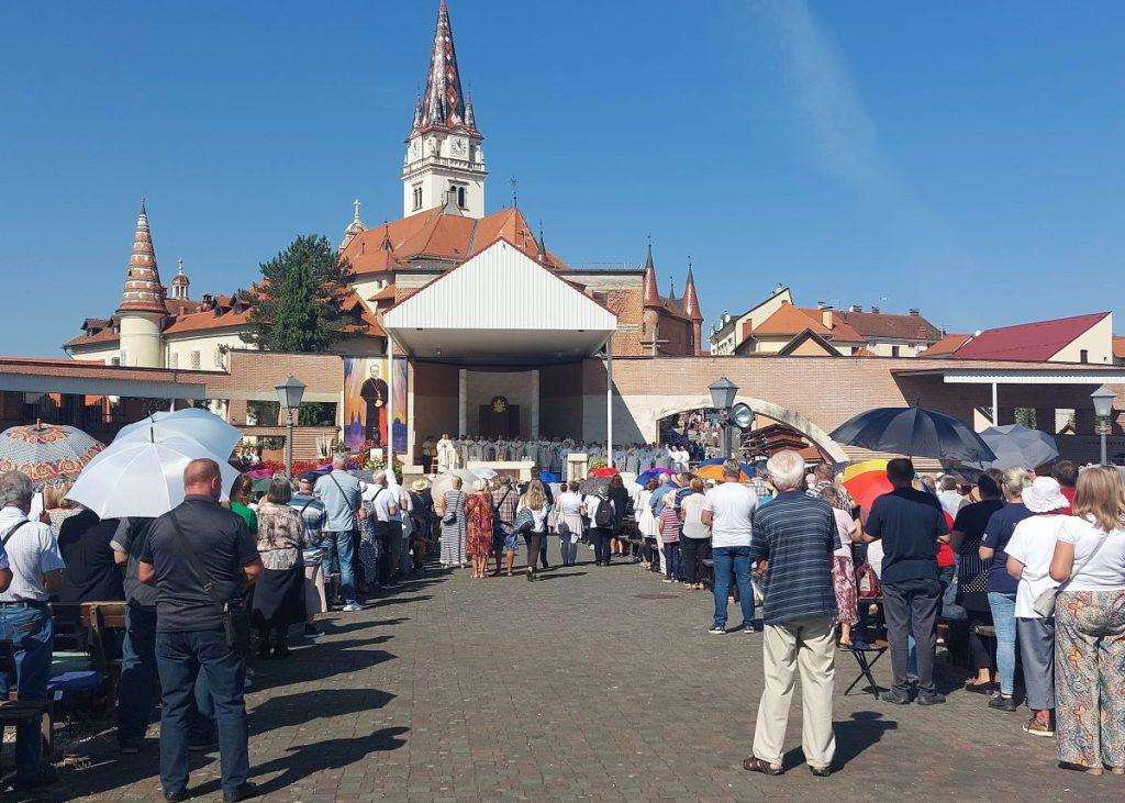 VELIČANSTVENO U MARIJI BISTRICI: Tisuće hodočasnika okupilo se u svetištu Majke Božje Bistričke - središnju sv.misu predvodio zagrebački nadbiskup Dražen Kutleša VELIČANSTVENO U MARIJI BISTRICI: Tisuće hodočasnika okupilo se u svetištu Majke Božje Bistričke - središnju sv.misu predvodio zagrebački nadbiskup Dražen Kutleša