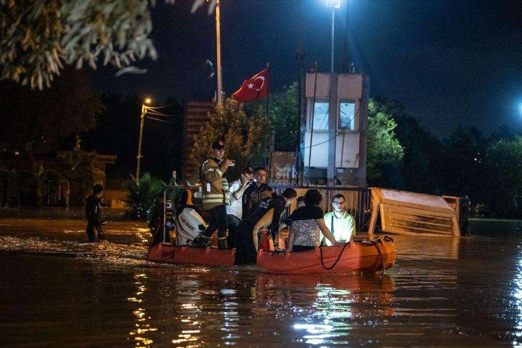 ISTANBUL: Najmanje su dvije osobe poginule, od kojih i jedan strani državljanin, u olujnom nevremenu koje je pogodilo glavni grad Turske ISTANBUL: Najmanje su dvije osobe poginule, od kojih i jedan strani državljanin, u olujnom nevremenu koje je pogodilo glavni grad Turske