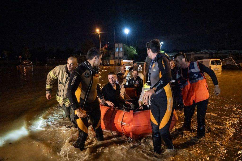 ISTANBUL: Najmanje su dvije osobe poginule, od kojih i jedan strani državljanin, u olujnom nevremenu koje je pogodilo glavni grad Turske ISTANBUL: Najmanje su dvije osobe poginule, od kojih i jedan strani državljanin, u olujnom nevremenu koje je pogodilo glavni grad Turske