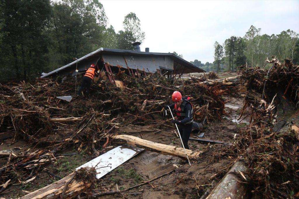 NEVRIJEME U GRČKOJ I TURSKOJ: Troje mrtvih i četvero nestalih u Grčkoj, u Turskoj najmanje sedmero poginulih, a u Bugarskoj su usmrćene četiri osobe NEVRIJEME U GRČKOJ I TURSKOJ: Troje mrtvih i četvero nestalih u Grčkoj, u Turskoj najmanje sedmero poginulih, a u Bugarskoj su usmrćene četiri osobe