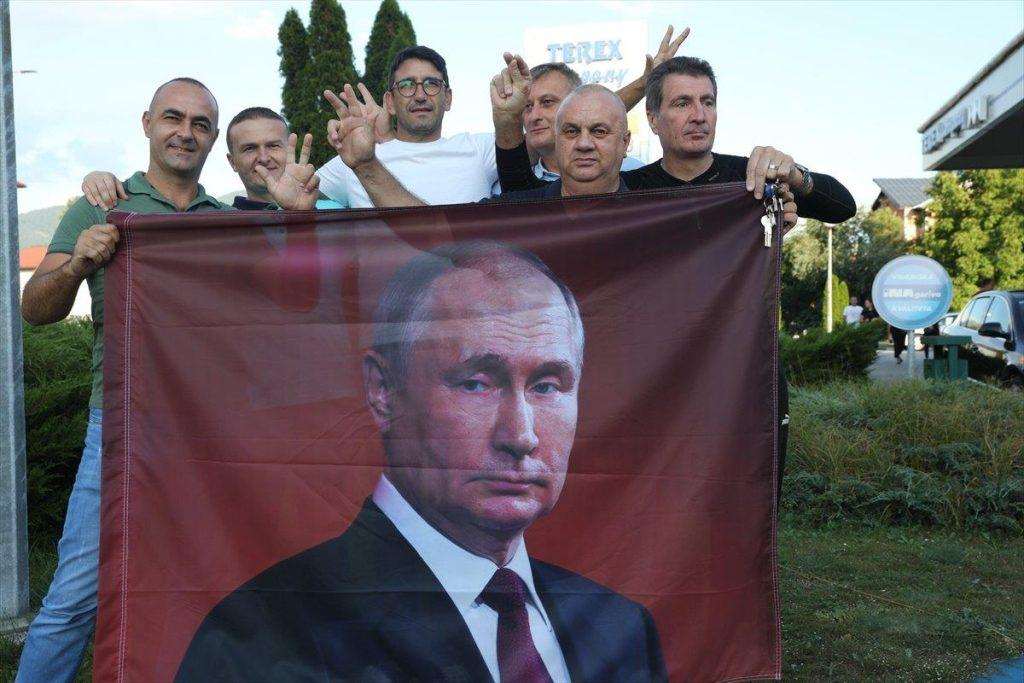 PROSVJEDI I 30. MINUTNA BLOKADA CESTA: U više mjesta u BiH održani prosvjedi u znak podrške Miloradu Dodiku – prosvjednici nosili transparente s slikama Dodika i Putina