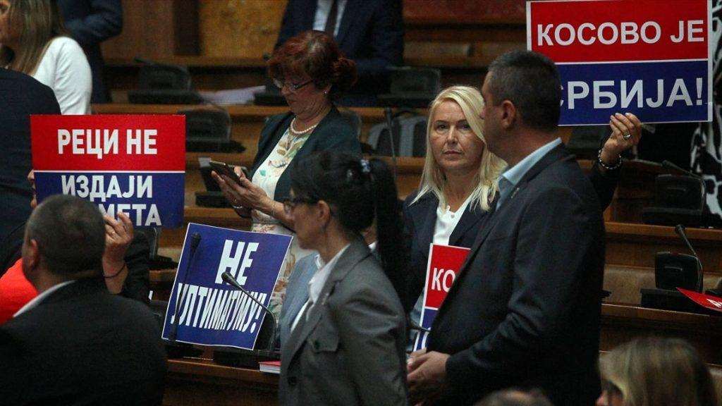 BLOKIRALI RAD SKUPŠTINE SRBIJE: Oporbeni zastupnici traže raspisivanje izvanrednih parlamentarnih i beogradskih izbora