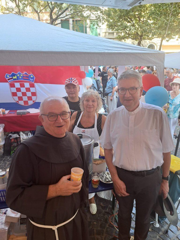 MEĐUNARODNI DAN TUĐINACA U MAINZU: Hrvatske štandove posjetili biskup Peter Kohlgraf, gradonačelnik Nino Haase, Miguel Vicente, brojni posjetitelji... MEĐUNARODNI DAN TUĐINACA U MAINZU: Hrvatske štandove posjetili biskup Peter Kohlgraf, gradonačelnik Nino Haase, Miguel Vicente, brojni posjetitelji...