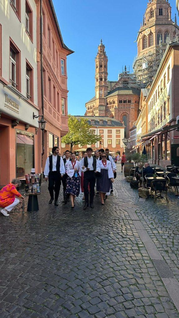 SVEČANI KONCERT ZA 50. OBLJETNICU: Folklorna skupina “Fra Filip Grabovac” iz Mainza slavi svojih prvih pet desetljeća SVEČANI KONCERT ZA 50. OBLJETNICU: Folklorna skupina “Fra Filip Grabovac” iz Mainza slavi svojih prvih pet desetljeća