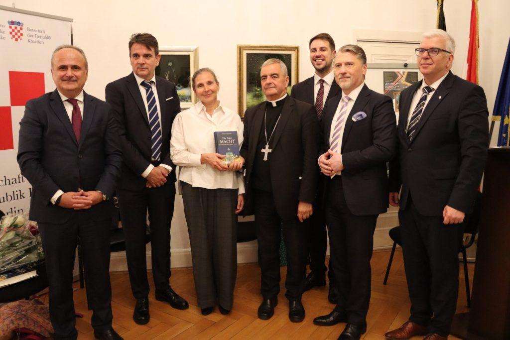 BERLIN: Predstavljena knjiga "Tiha moć – diplomacija Svete Stolice" apostolskog nuncija u Njemačkoj i doajena diplomatskog zbora, nadbiskupa dr. Nikole Eterovića BERLIN: Predstavljena knjiga "Tiha moć – diplomacija Svete Stolice" apostolskog nuncija u Njemačkoj i doajena diplomatskog zbora, nadbiskupa dr. Nikole Eterovića