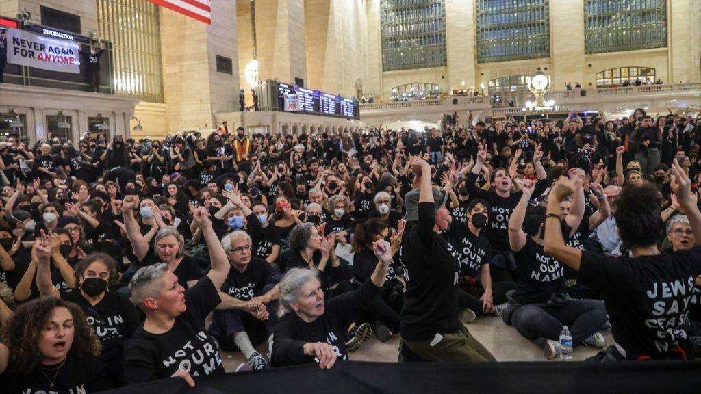 (FOTO) STOP UBIJANJU!: Američki Židovi na skupu u New Yorku zatražili trenutačni prekid vatre u Gazi