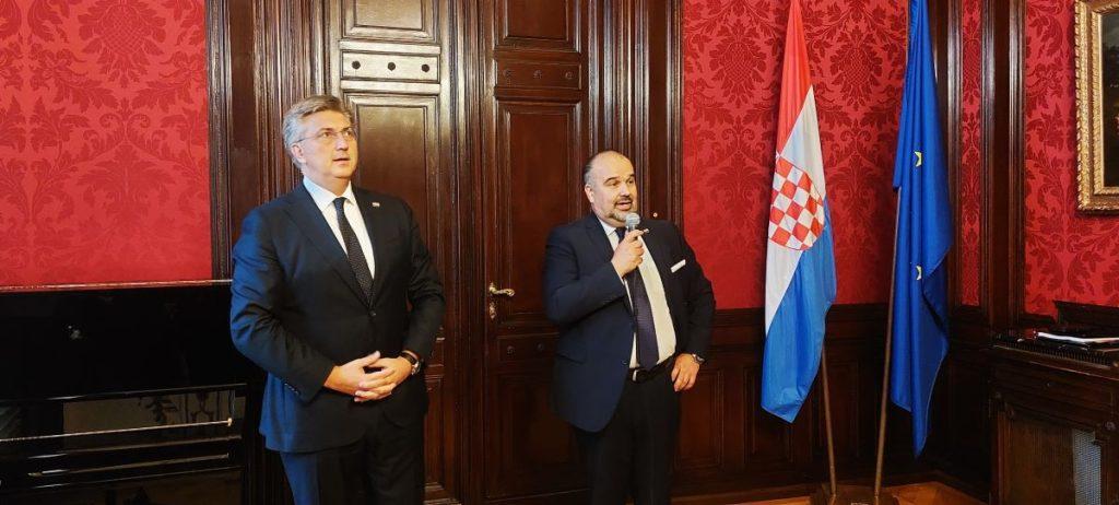 VISOKI STUPANJ SUGLASJA: Plenković u Beču s austrijskim kancelarom o bilaterali, “gorućim” međunarodnim pitanjima i Hrvatima u Austriji VISOKI STUPANJ SUGLASJA: Plenković u Beču s austrijskim kancelarom o bilaterali, “gorućim” međunarodnim pitanjima i Hrvatima u Austriji
