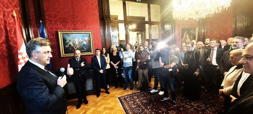 VISOKI STUPANJ SUGLASJA: Plenković u Beču s austrijskim kancelarom o bilaterali, “gorućim” međunarodnim pitanjima i Hrvatima u Austriji VISOKI STUPANJ SUGLASJA: Plenković u Beču s austrijskim kancelarom o bilaterali, “gorućim” međunarodnim pitanjima i Hrvatima u Austriji