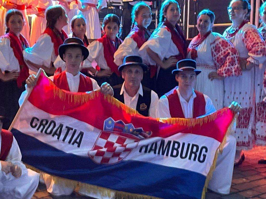NJEMAČKA DANAS SLAVI: U programu središnje proslave 33. Dana njemačkog zajedništva u Hamburgu nastupili i folkloraši Croatije Hamburg