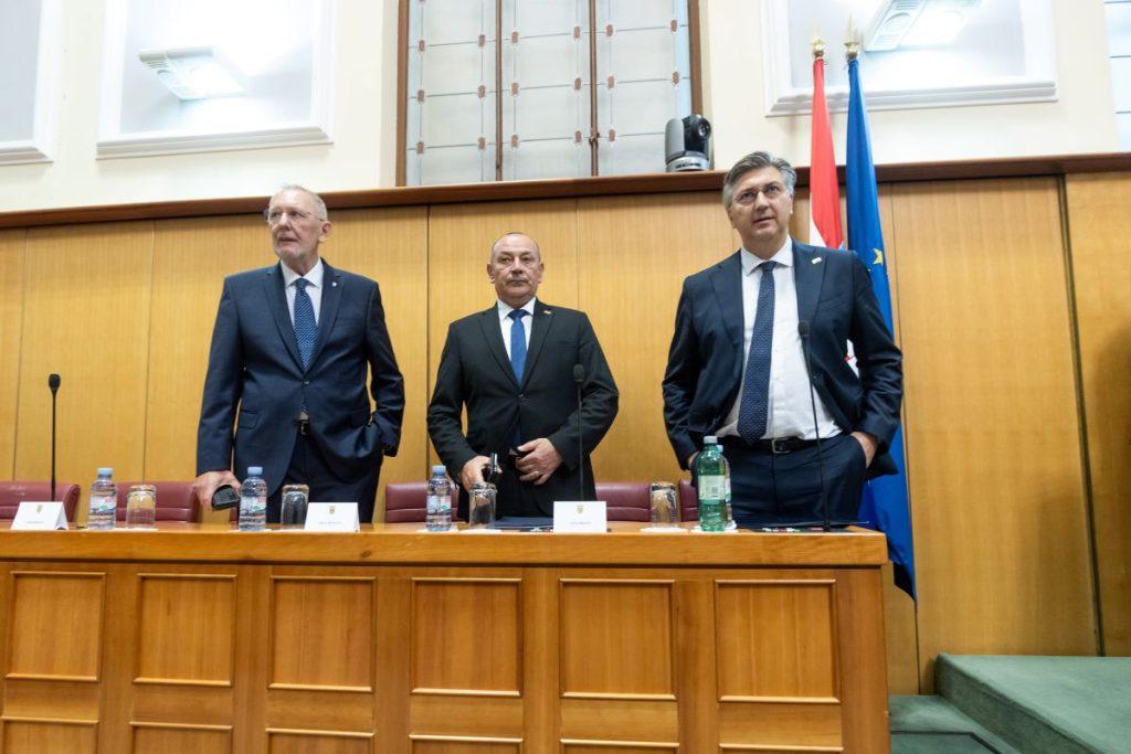 KAOS U HRVATSKOM SABORU: Plenković pokušava govoriti, oporba lupa po klupama KAOS U HRVATSKOM SABORU: Plenković pokušava govoriti, oporba lupa po klupama