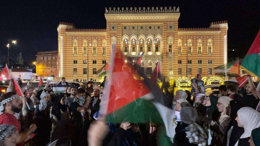SARAJEVO: Podrška Palestincima upriličena ispred Gradske vijećnice - skup završen "učenjem Fatihe pred dušama ubijenih Palestinaca" SARAJEVO: Podrška Palestincima upriličena ispred Gradske vijećnice - skup završen "učenjem Fatihe pred dušama ubijenih Palestinaca"
